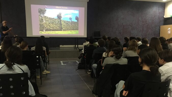 Fabien Liagre initie les classes de 2de à l'agroforesterie